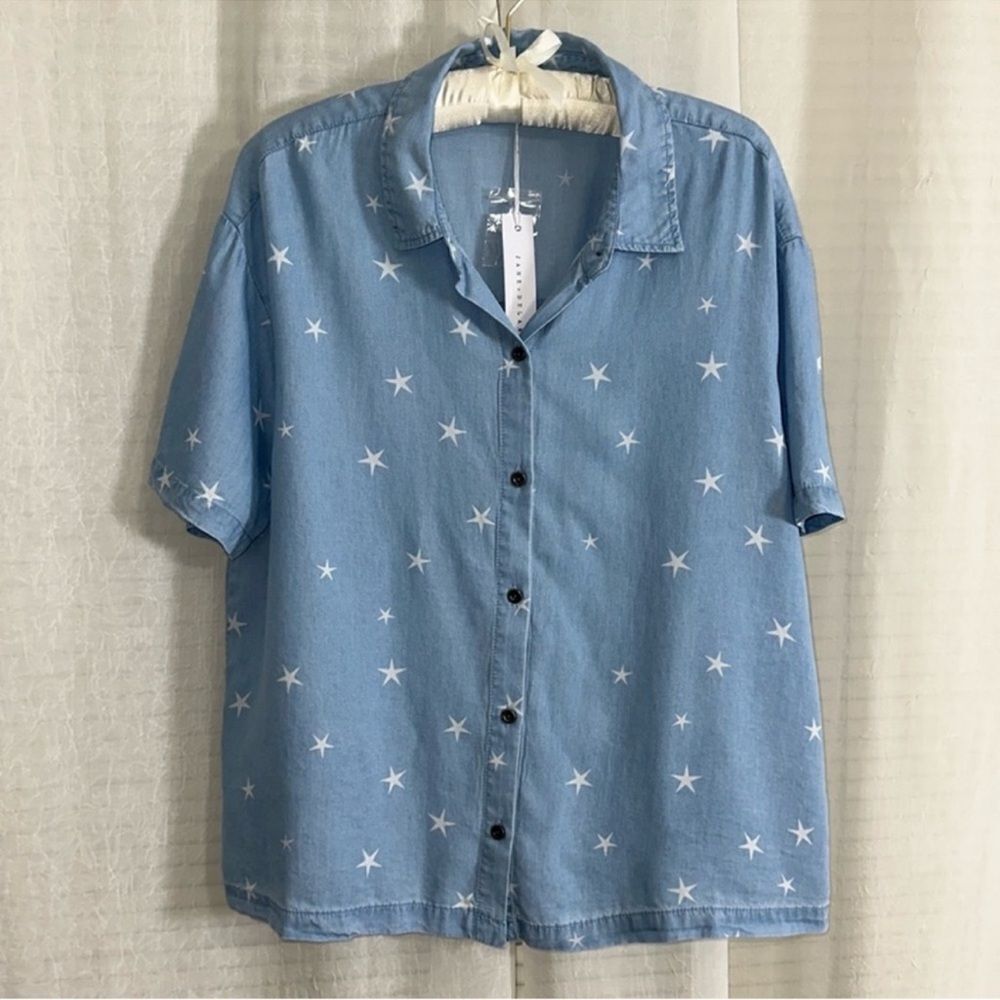 JANE + DELANCEY M-L VINTAGE WASH LIGHT BLUE WHITE STAR SHORT SLEEVE BUTTON SHIRT